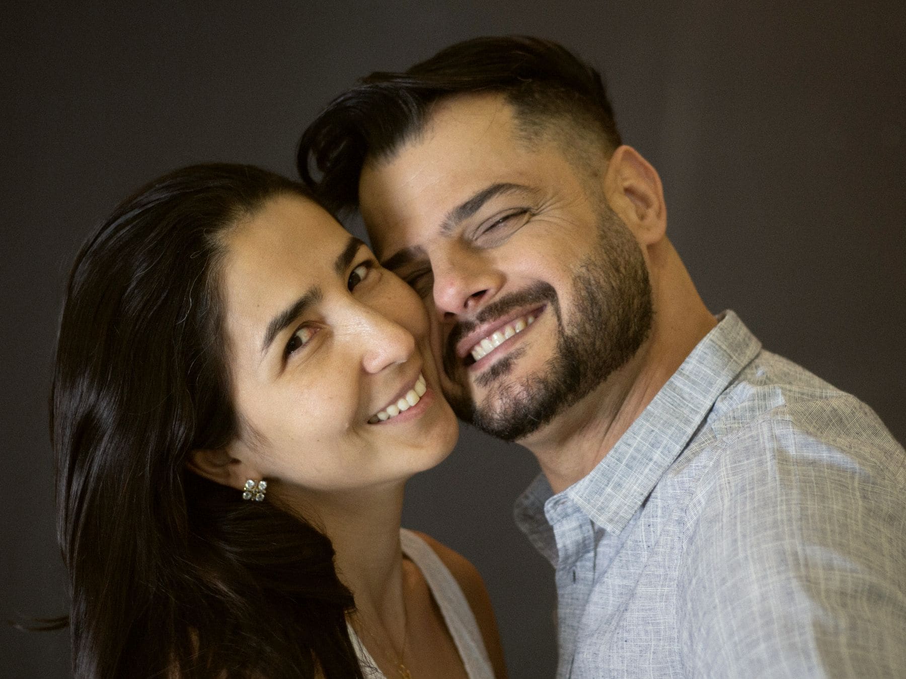 Giuseppe e Maria, rosto com rosto, sorrindo